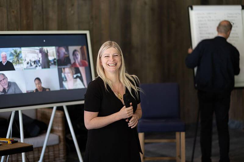 AKEO TRAVAILLER AUTREMENT